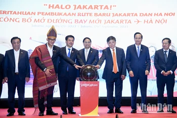 Thủ tướng Phạm Minh Chính và các đại biểu thực hiện nghi thức công bố đường bay thẳng kết nối Hà Nội với Jakarta. 
