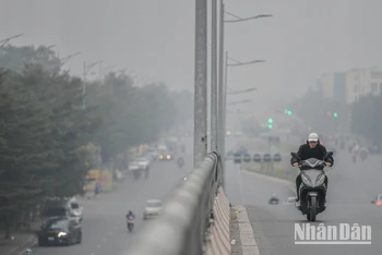 [Ảnh] Thành phố Hà Nội mù sương do ô nhiễm không khí ngày cuối năm