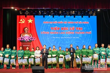 Chủ tịch Tổng Liên đoàn Lao động Việt Nam Nguyễn Đình Khang và Bí thư Thành ủy Hải Phòng Lê Tiến Châu trao quà cho đoàn viên, người lao động có hoàn cảnh khó khăn.