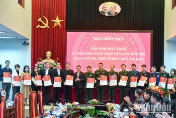 Đồng chí Lê Quốc Minh cùng đại diện một số đơn vị trao tặng báo Xuân cho đại diện các đơn vị nhận báo. Ảnh: THÀNH ĐẠT