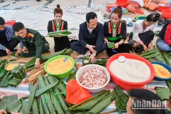 Đồng chí Lê Khánh Hòa, Bí thư Huyện ủy Nậm Pồ (Điện Biên) trực tiếp gói bánh chưng cùng mọi người trong chương trình ý nghĩa.