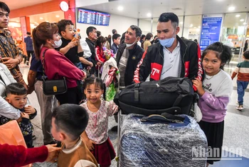 Niềm vui trên gương mặt hành khách tại sân bay quốc tế Nội Bài.