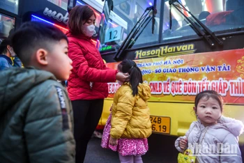 [Ảnh] 1.200 công nhân Hà Nội dậy từ 4 giờ đón chuyến xe miễn phí về quê đón Tết