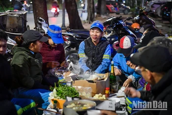 [Video] Bữa tất niên bên đường ngày cuối năm của công nhân môi trường Hà Nội