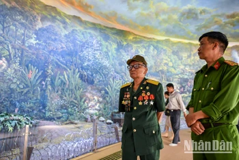 [Ảnh] Cựu chiến binh, du khách xúc động xem tranh Panorama tái hiện Chiến dịch Điện Biên Phủ