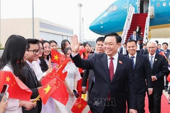 [Ảnh] Chủ tịch Quốc hội Vương Đình Huệ đến Bắc Kinh, bắt đầu thăm chính thức Trung Quốc