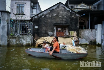 [Ảnh] 6 ngày ngập sâu ở hai xã "ốc đảo" ngoại thành Hà Nội