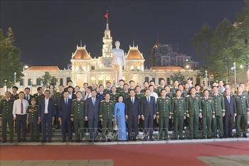 Đoàn đại biểu Lãnh đạo Đảng, Nhà nước chụp ảnh lưu niệm tại chương trình. 