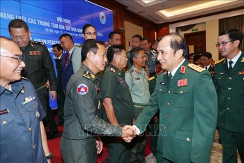 Thượng tướng Phùng Sĩ Tấn, Phó Tổng Tham mưu trưởng Quân đội nhân dân Việt Nam và các đại biểu dự hội nghị. (Ảnh: Trọng Đức)