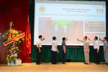 Các đồng chí trong Thường trực Trung ương Hội Cựu chiến binh Việt Nam và các đại biểu nhấn nút khai trương Trang thông tin điện tử tổng hợp Hội Cựu chiến binh Việt Nam.