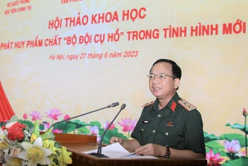 Trung tướng Trịnh Văn Quyết, Phó Chủ nhiệm Tổng cục Chính trị Quân đội nhân dân Việt Nam phát biểu ý kiến tại hội thảo. 