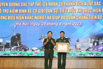 Thừa ủy quyền của Thủ tướng Chính phủ, Thượng tướng Lê Huy Vịnh trao Bằng khen của Thủ tướng Chính phủ tặng Cục Xe-Máy. 