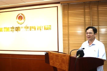 Trung tướng Khuất Việt Dũng, Ủy viên Đảng đoàn, Phó Chủ tịch, Trưởng Ban Chỉ đạo 35 Hội Cựu Chiến binh Việt Nam, phát biểu ý kiến tại hội nghị.