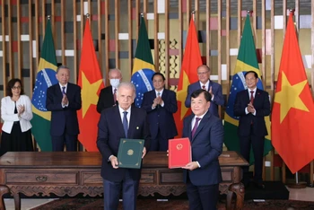 Thượng tướng Hoàng Xuân Chiến và Ngài José Mucio Monteiro Filho, Bộ trưởng Quốc phòng Brazil ký Bản ghi nhớ về hợp tác quốc phòng Việt Nam-Brazil.