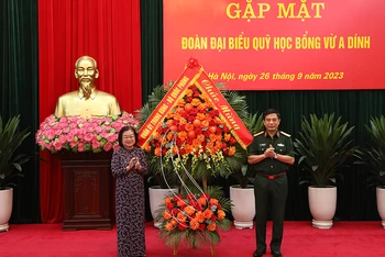 Đại tướng Phan Văn Giang trao lẵng hoa tặng Quỹ học bổng Vừ A Dính.
