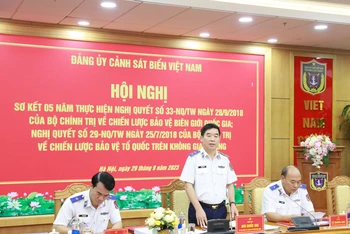 Trung tướng Bùi Quốc Oai, Bí thư Đảng ủy, Chính ủy Cảnh sát biển phát biểu tại hội nghị.