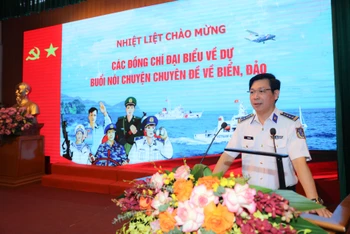 Đại tá Bùi Đại Hải, Phó Chủ nhiệm Chính trị Cảnh sát biển Việt Nam thông tin về tình hình biển, đảo tại buổi nói chuyện chuyên đề.