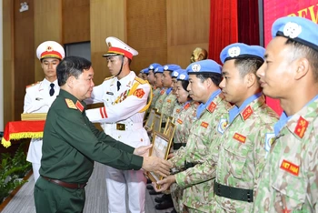Thượng tướng Hoàng Xuân Chiến trao Bằng khen của Bộ trưởng Quốc phòng và Tổng Tham mưu trưởng Quân đội nhân dân Việt Nam tặng các cá nhân và tập thể đạt thành tích xuất sắc. Ảnh: Báo Quân đội nhân dân. 