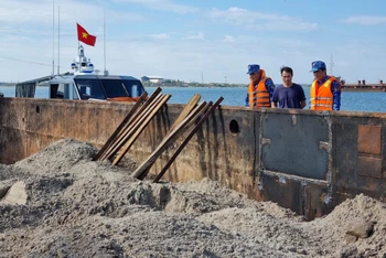 Lực lượng chức năng Cảnh sát biển tạm giữ tàu chở 400 m3 cát không rõ nguồn gốc.