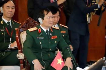 Thượng tướng Nguyễn Tân Cương dẫn đầu đoàn đại biểu cấp cao Bộ Quốc phòng Việt Nam tham dự hội nghị.