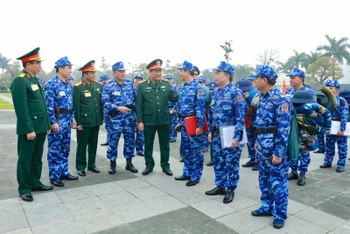 Thượng tướng Huỳnh Chiến Thắng kiểm tra công tác chuẩn bị của bộ đội trong luyện tập chuyển trạng thái sẵn sàng chiến đấu tại Bộ Tư lệnh Cảnh sát biển.