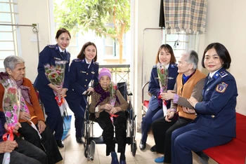 Cán bộ, hội viên Hội phụ nữ Cục Nghiệp vụ và Pháp luật Cảnh sát biển trao hoa và quà tặng các cụ già tại Trung tâm bảo trợ xã hội 3 thành phố Hà Nội.