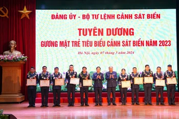 Đại diện Bộ Tư lệnh Cảnh sát biển trao Bằng khen tặng các Gương mặt trẻ tiêu biểu Cảnh sát biển năm 2023.