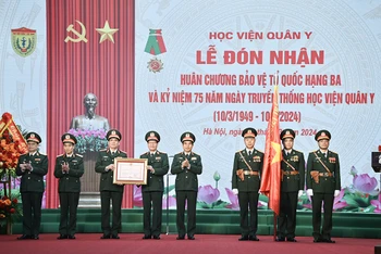 Đại tướng Phan Văn Giang trao Huân chương Bảo vệ Tổ quốc hạng Ba tặng Học viện Quân y.
