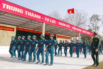Khối nữ dân quân Tây Bắc luyện tập diễu binh chuẩn bị tham gia Lễ kỷ niệm 70 năm Chiến thắng Điện Biên Phủ.