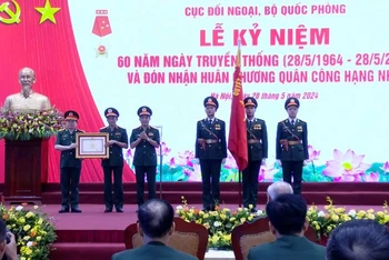 Thừa ủy quyền của Chủ tịch nước, Đại tướng Phan Văn Giang trao Huân chương Quân công hạng Nhất tặng Cục Đối ngoại. 