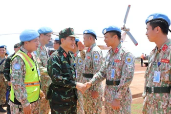 Các thành viên Đội Công binh Việt Nam đón Trung tướng Phạm Trường Sơn và Đoàn công tác tại sân bay của Phái bộ UNISFA.