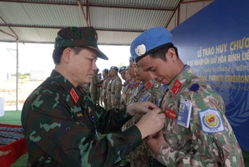 Trung tướng Phạm Trường Sơn trao Huy chương Vì sự nghiệp gìn giữ hòa bình Liên hợp quốc tặng Đội Công binh số 2 của Việt Nam và Tổ Công tác UNISFA đang thực hiện nhiệm vụ tại Phái bộ.