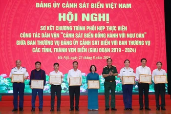 Thừa ủy quyền của Bộ trưởng Quốc phòng, Thượng tướng Võ Minh Lương, Ủy viên Trung ương Đảng, Ủy viên Thường vụ Quân ủy Trung ương, Thứ trưởng Quốc phòng trao Bằng khen của Bộ trưởng Quốc phòng tặng các tập thể, cá nhân.