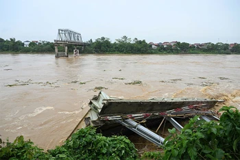 Hiện trường sập 2 trụ cầu Phong Châu.