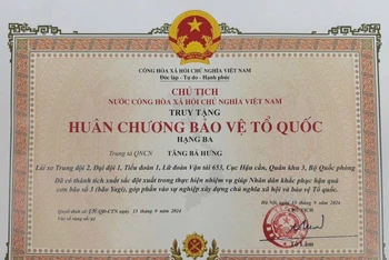 Huân chương Bảo vệ Tổ quốc hạng Ba truy tặng Trung tá Quân nhân chuyên nghiệp Tăng Bá Hưng. (Ảnh Cục Tuyên huấn cung cấp)