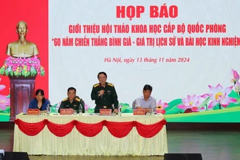 Các đồng chí chủ trì Họp báo.