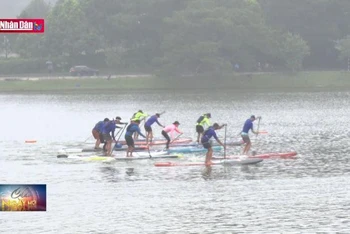 Lâm Đồng: Giải đua ván chèo đứng trên hồ Xuân Hương