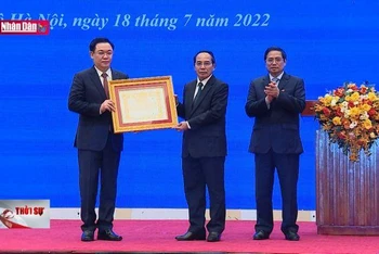 Tặng Huân chương Vàng quốc gia Lào cho lãnh đạo Đảng, Nhà nước Việt Nam