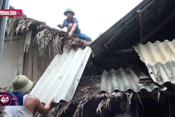 Nhiều nhà dân bị thiệt hại do hoàn lưu bão số 3 tại Yên Bái