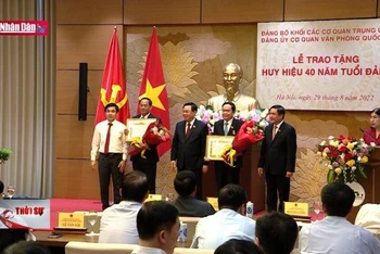 Trao tặng Huy hiệu 40 năm tuổi Đảng cho hai Phó Chủ tịch Quốc hội