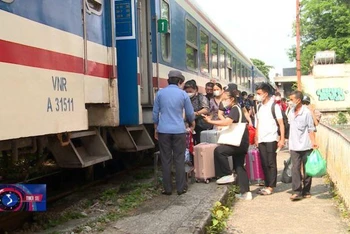 Người dân đổ ra các bến xe rời Hà Nội về quê nghỉ lễ