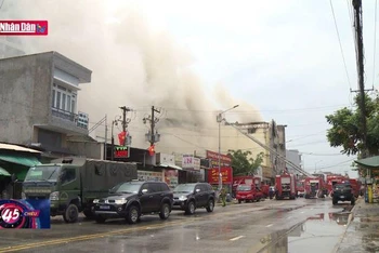 Nỗ lực cấp cứu nạn nhân vụ hỏa hoạn tại quán Karaoke ở Bình Dương