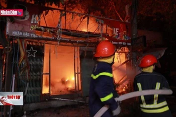 Cháy lớn 4 nhà dân tại cổng khu công nghiệp Vĩnh Tuy