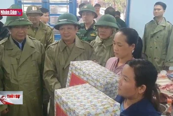 Phó Thủ tướng Lê Văn Thành thăm người dân Thừa Thiên Huế