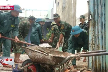 Lực lượng vũ trang giúp dân khắc phục sau bão