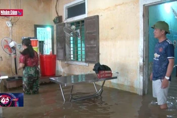 Hàng trăm hộ dân bị ngập trong lũ tại Quảng Bình