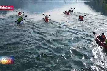 Hòa Bình: Đua thuyền Kayak trên sông Đà
