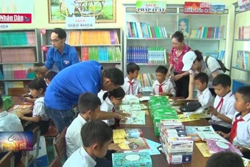 Tặng tủ sách cho học sinh dân tộc thiểu số vùng khó khăn ở Đắk Lắk