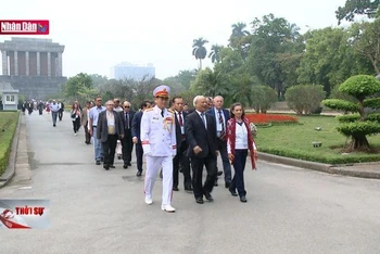 Các đại biểu quốc tế vào Lăng viếng Chủ tịch Hồ Chí Minh