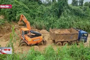 Liên tục sạt lở đất gây ách tắc quốc lộ 19C qua tỉnh Phú Yên